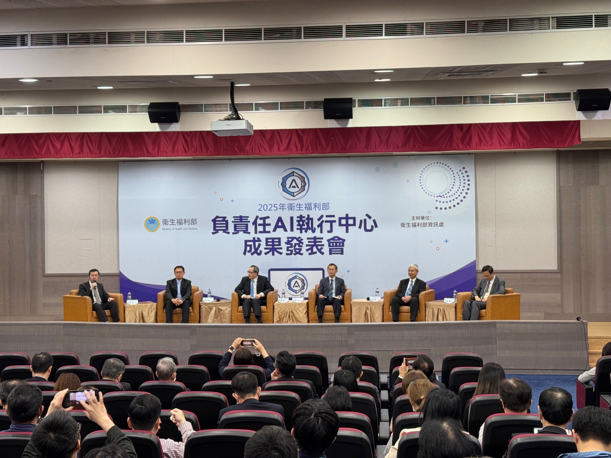 第一場由衛福部資訊處 李建璋處長及奇美醫院暨醫策會前執行長 林宏榮院長擔任主持人，邀請高醫大附設醫院、北榮、土城醫院、仁康醫院代表與談(由右至左)